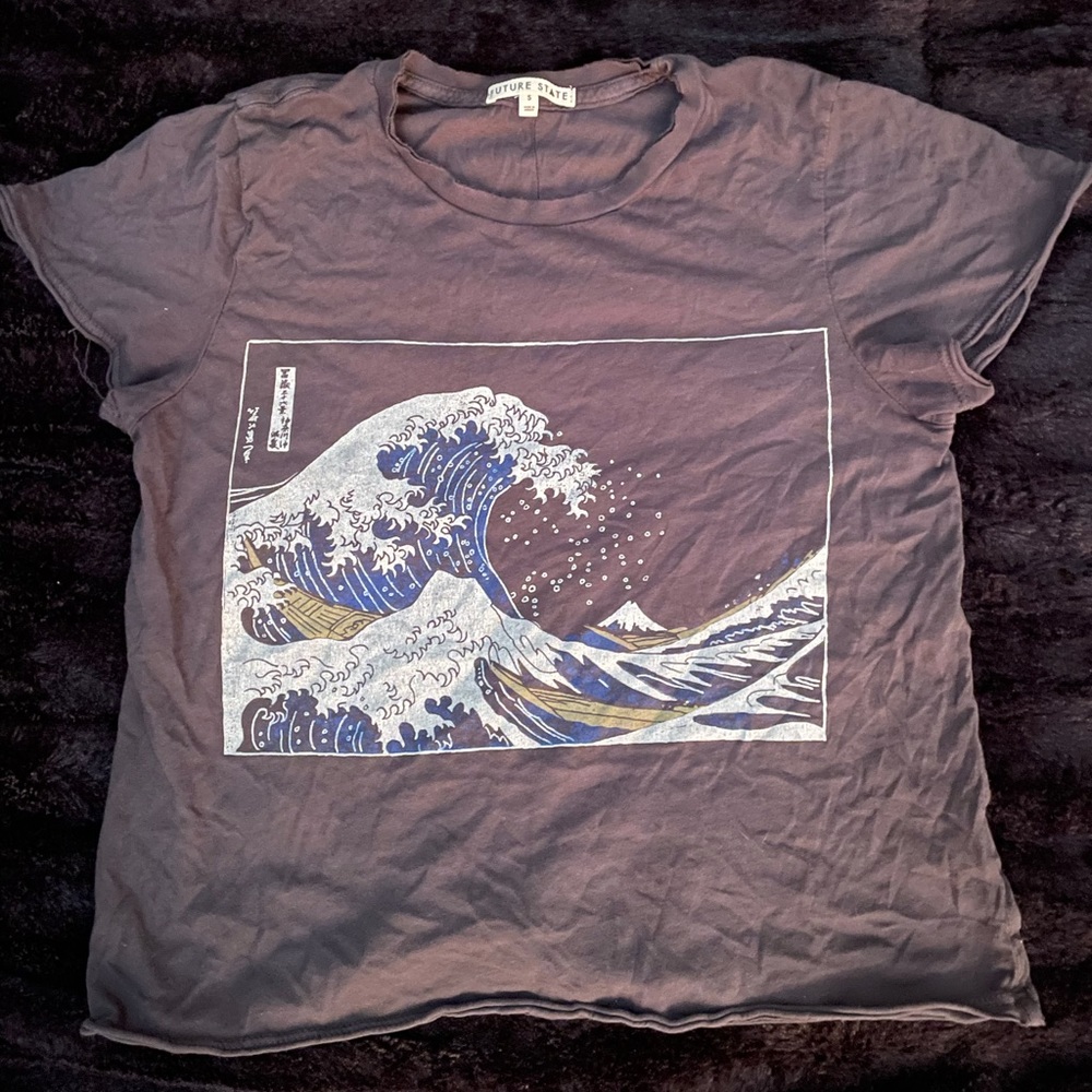 Wave graphic tee, excellent condition.